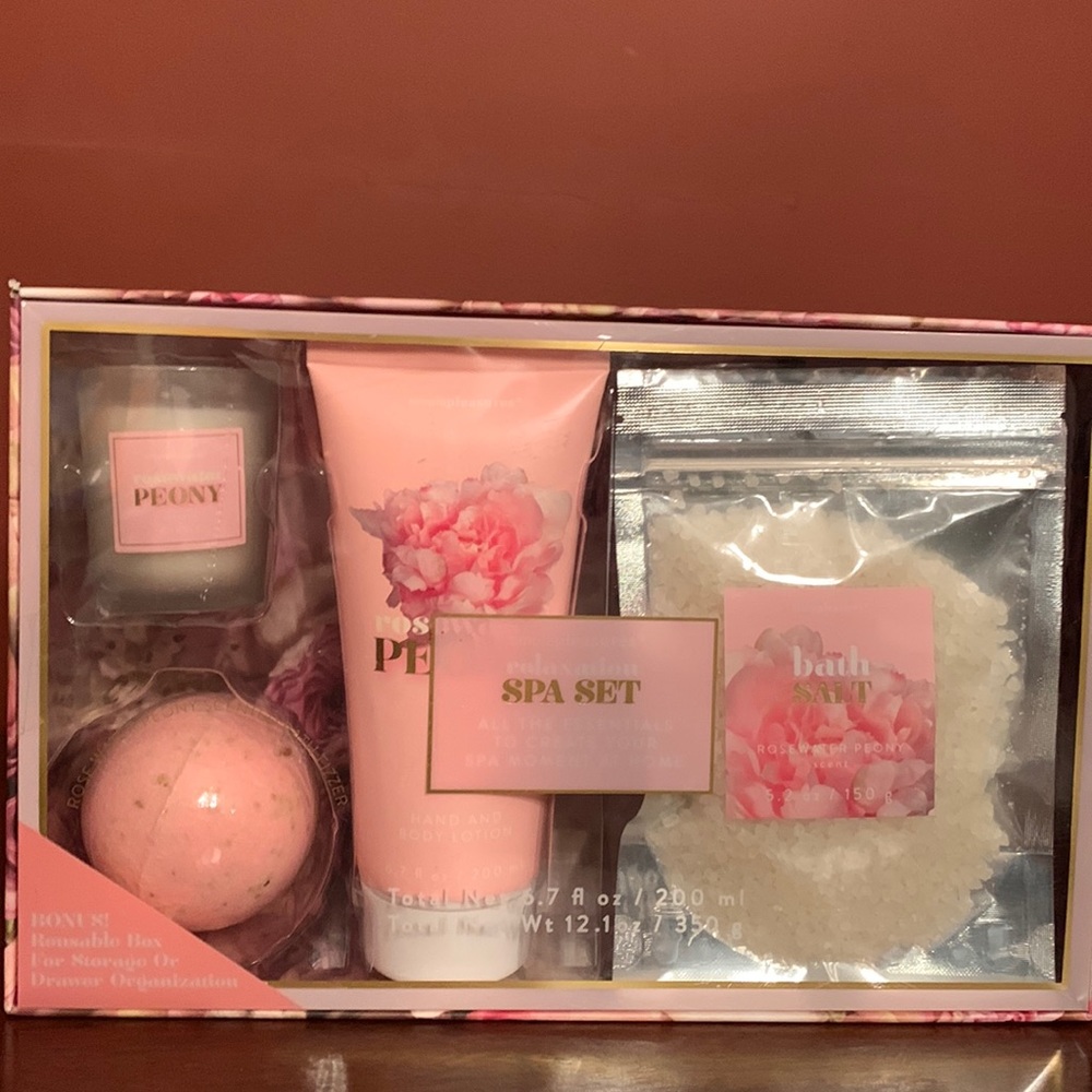 Simple Pleasures relaxation spa set. Rose water peony scented